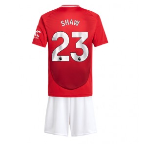 Billiga Manchester United Luke Shaw #23 Hemmatröja Barn 2024-25 Kortärmad (+ Korta byxor)